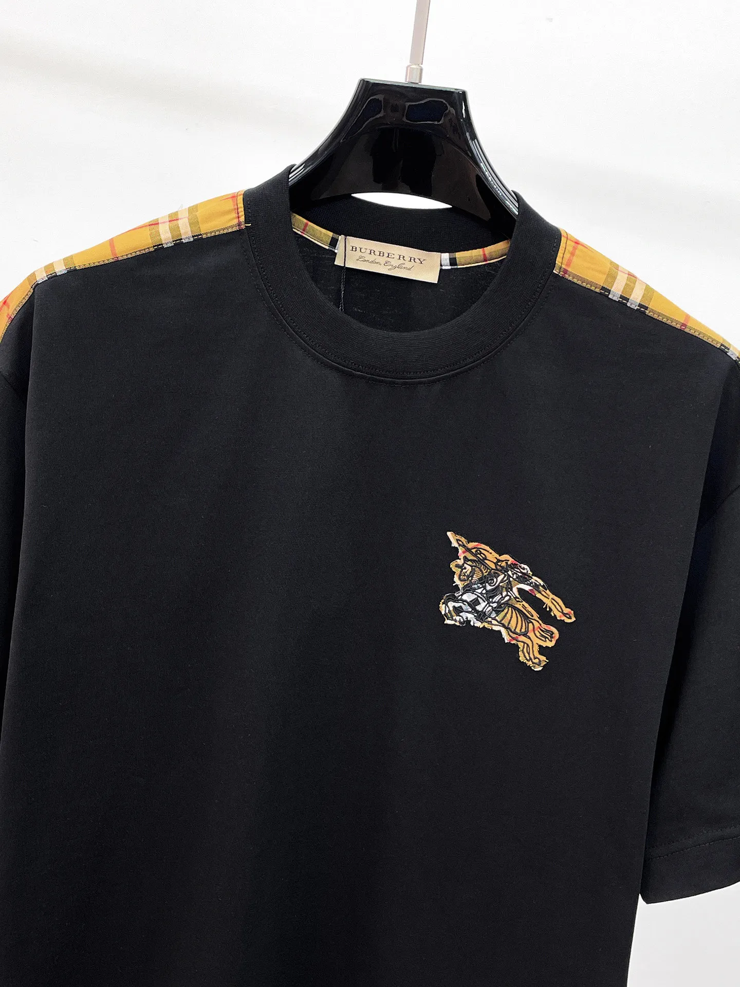 Burberry's high-end top-quality products 🐮2026 Spring and Summer New Arrival first counter, the latest New Arrival short-sleeved round neck T-shirt Premium customized design, avant-garde and fashionable! Brand logo heavy craftsmanship design Premium customized 260g fabric. Soft to the touch. Comfortable to wear. Counter-level exquisite stitching. Fine workmanship. The upper body effect is incomparably handsome! A must-have item for men and women with the same style! Sizes: S~XXL When placing an order, please state your height and weight. The maximum wearing size is 210 pounds (one size larger)